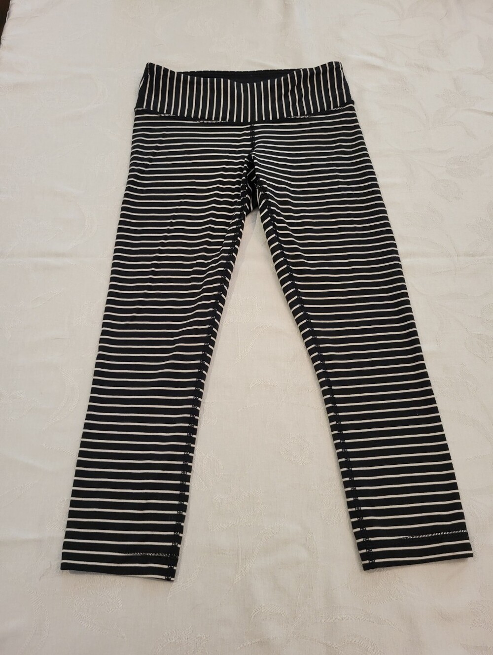 Lululemon Cropped Wunder Under Size 4 EUC